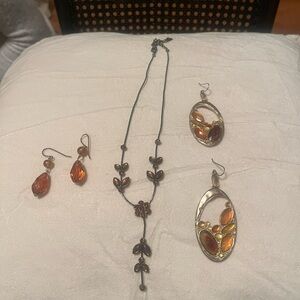 Elegant Amber Jewelry Set with Necklace and Earrings